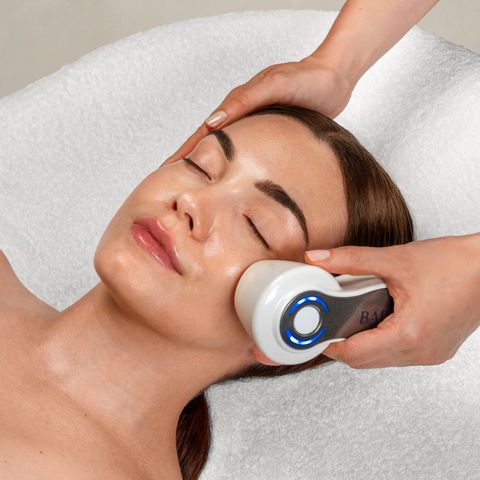 BABOR Derma Visualizer camera tijdens een professionele huidanalyse
            bij Ikaros Aalst